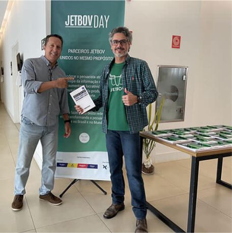 Leitor segurando o livro Dominando Vendas Complexas ao lado de Marcos Mylius