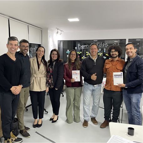 Grupo de pessoas prestigiando o autor do livro Dominando Vendas Complexas