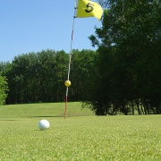 Bola de golf perto do buraco