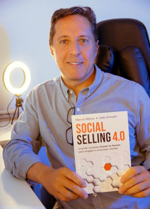 Marcos Mylius segurando o livro Social Selling | Como Usar o LinkedIn para Vender Mais