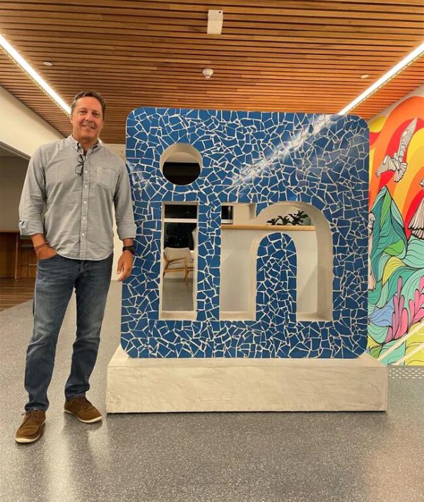 Marcos Mylius ao lado do totem da LinkedIn