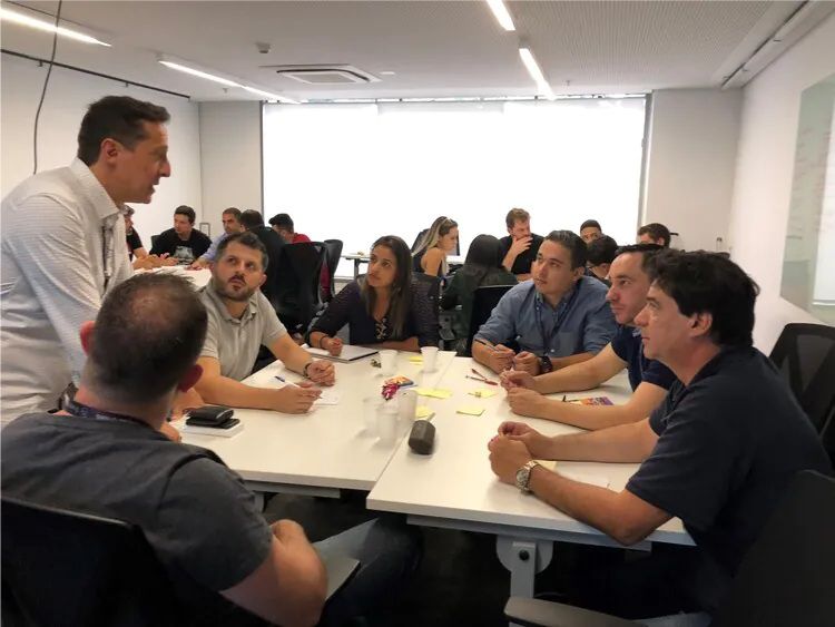 Marcos Mylius orientando um grupo de alunos durante uma sessão de treinamento em vendas B2B na Academia de Vendas