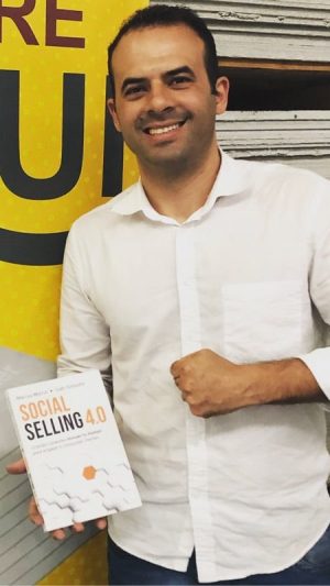 Leitor segurando o livro Social Selling