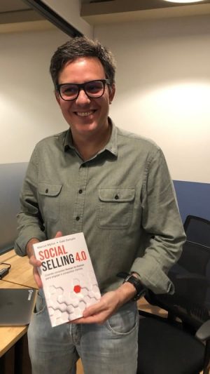 Leitor segurando o livro Social Selling