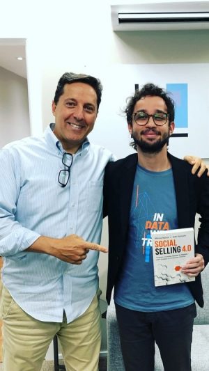 Leitor segurando o livro Social Selling ao lado de Marcos Mylius