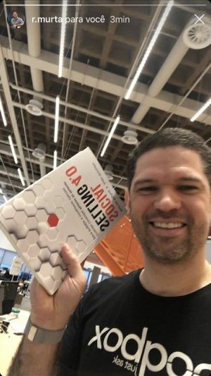 Leitor segurando o livro Social Selling