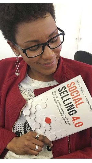 Leitora segurando o livro Social Selling