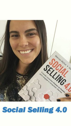 Leitora segurando o livro Social Selling
